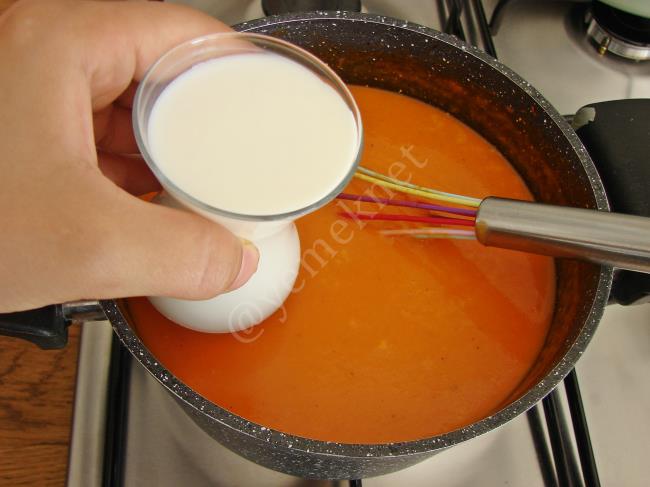 Közlenmiş Biberli Domates Çorbası - Yapılışı (13/16) 