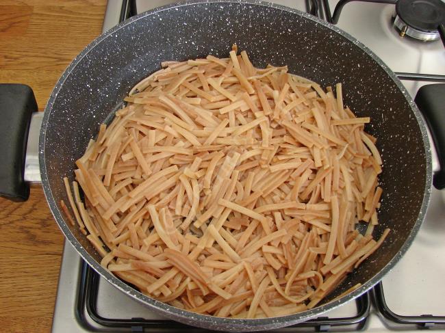 Semizotlu Erişte Salatası - Yapılışı (5/12) 