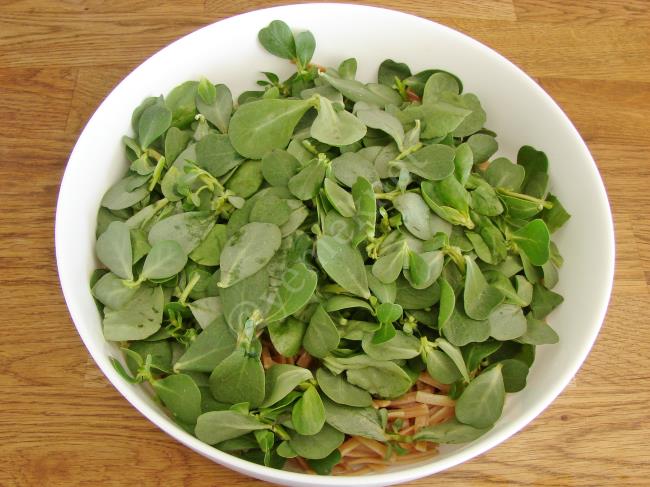 Semizotlu Erişte Salatası - Yapılışı (7/12) 