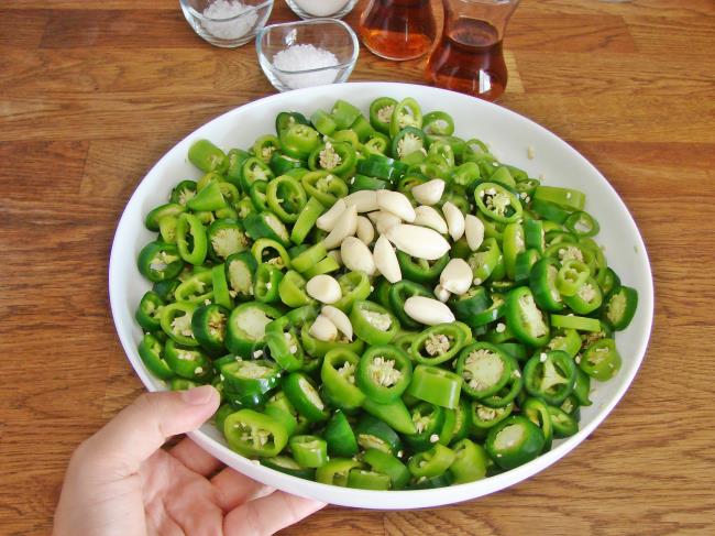 Kaynar Suyla Acı Biber Turşusu - Yapılışı (4/16) 