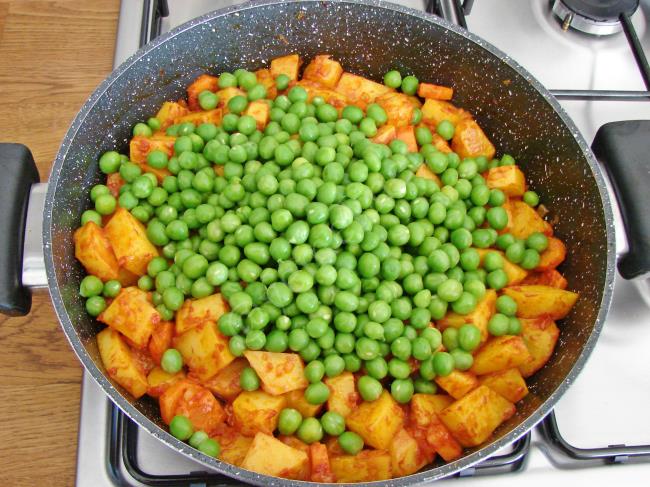 Patatesli Bezelye Yemeği - Yapılışı (8/12) 