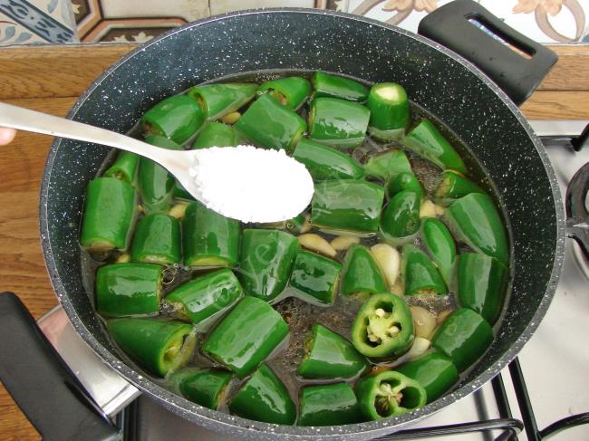 Yağlı Acı Biber Turşusu - Yapılışı (9/16) 