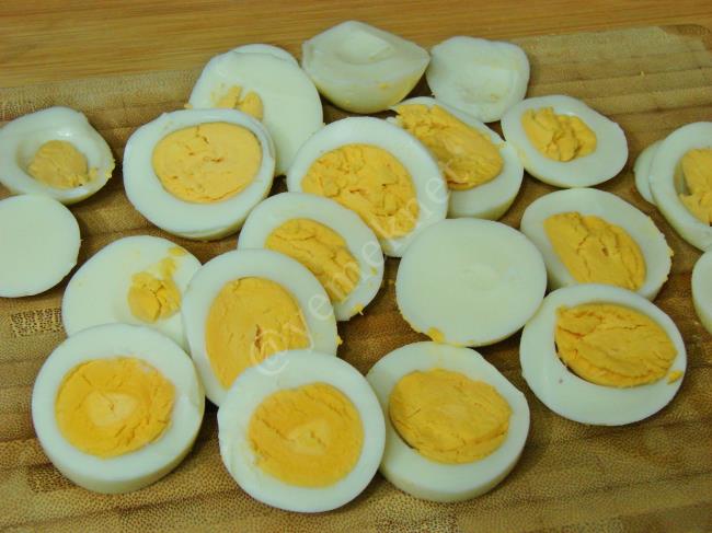 Yumurtanın Bozulup Bozulmadığını ya da Hala Taze Olduğunu Alamak İçin Bu 5 Noktadan Birine Bile Baksanız Kafi : Bozulan Yumurta Nasıl Anlaşılır?