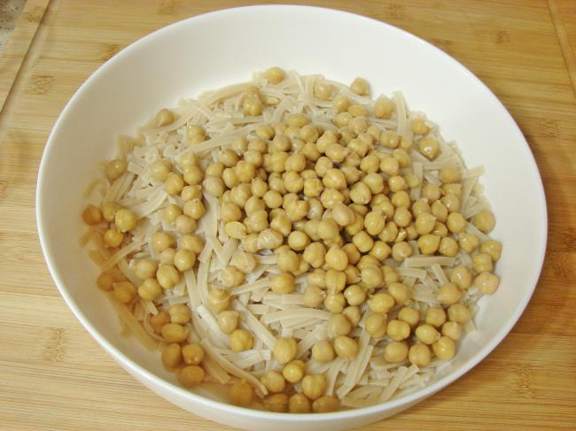 Erişteli Nohutlu Salata - Yapılışı (4/12) 