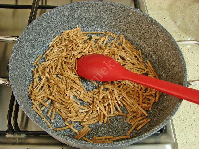 Erişteli Pirinç Pilavı - Yapılışı (3/12) 