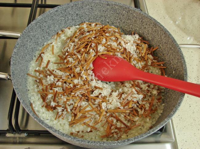 Erişteli Pirinç Pilavı - Yapılışı (5/12) 