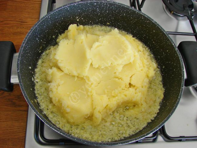 Patatesli Muska Böreği - Yapılışı (4/20) 