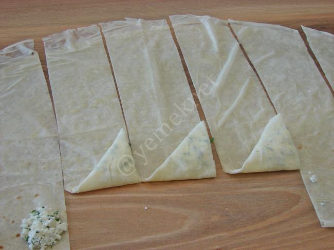 Peynirli Muska Böreği - Yapılışı (10/16) 