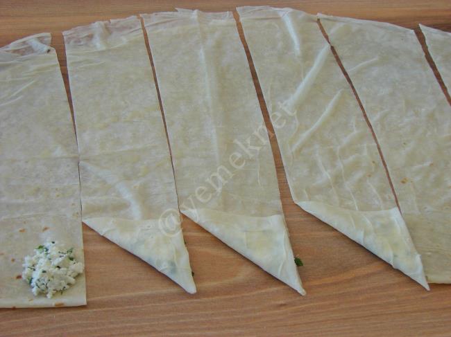 Peynirli Muska Böreği - Yapılışı (9/16) 
