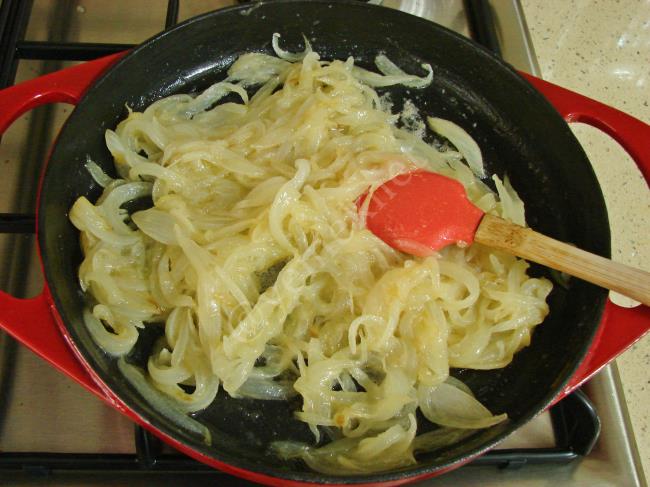 Sütlü Soğan Kavurması - Yapılışı (6/12) 