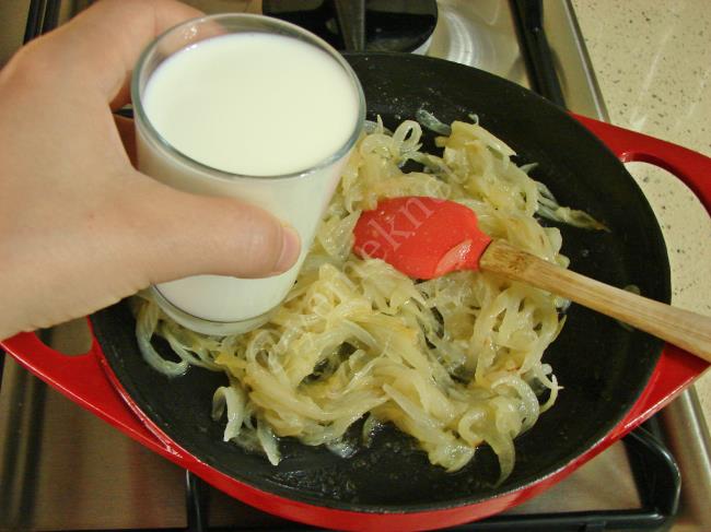 Sütlü Soğan Kavurması - Yapılışı (7/12) 