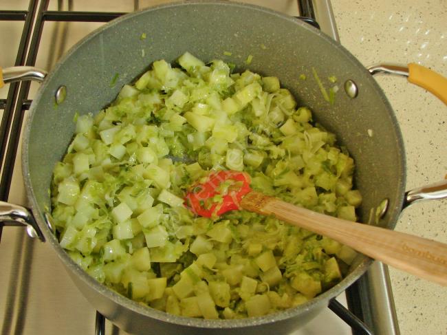 Pırasalı Patates Çorbası - Yapılışı (6/12) 