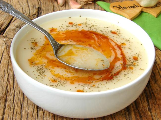 Bu Çorba 15 Dakikada Hazır! Emin Olun Bu Sürede Daha Lezzetli Başka Bir Çorba Yapamazsınız : Sarımsaklı Un Çorbası