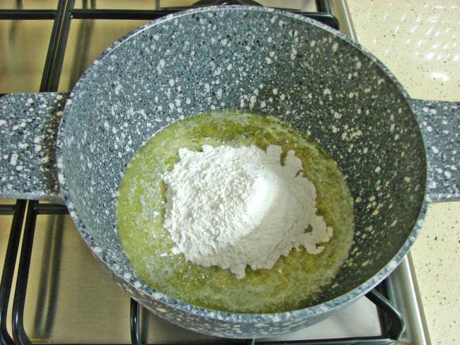 Sarımsaklı Un Çorbası - Yapılışı (2/12) 