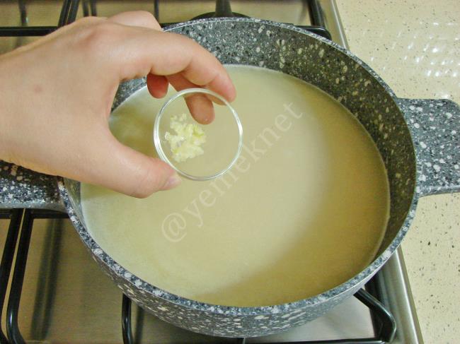 Sarımsaklı Un Çorbası - Yapılışı (6/12) 