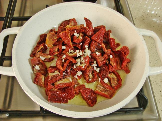 Yoğurtlu Kuru Domates Mezesi - Yapılışı (5/12) 