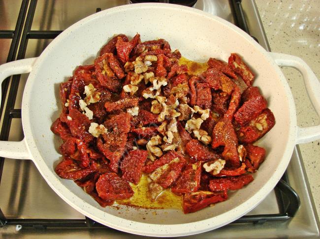 Yoğurtlu Kuru Domates Mezesi - Yapılışı (7/12) 