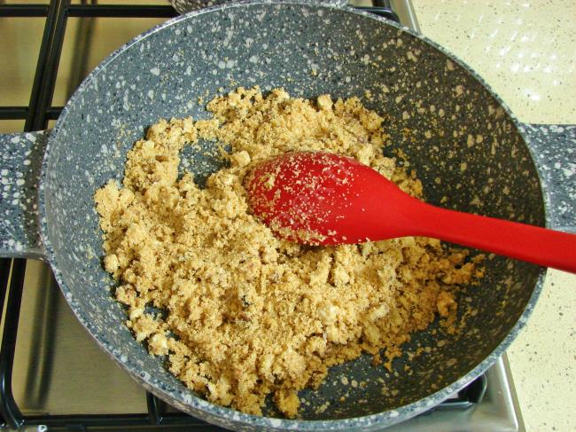 Cevizli İrmik Helvası - Yapılışı (6/12) 