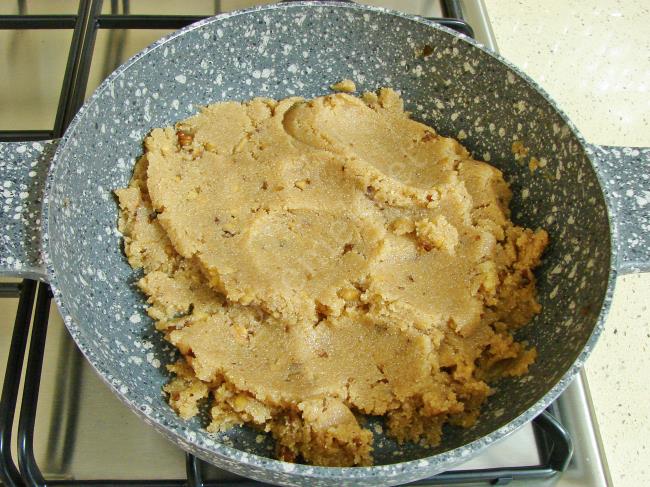 Cevizli İrmik Helvası - Yapılışı (9/12) 