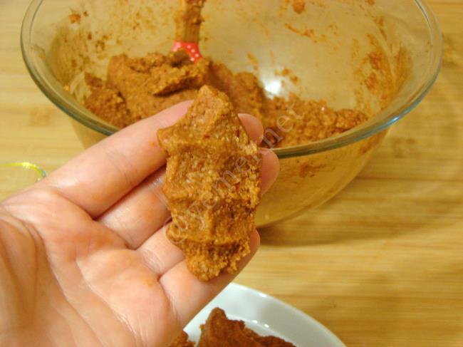 Yoğurmadan Çiğ Köfte - Yapılışı (9/12) 