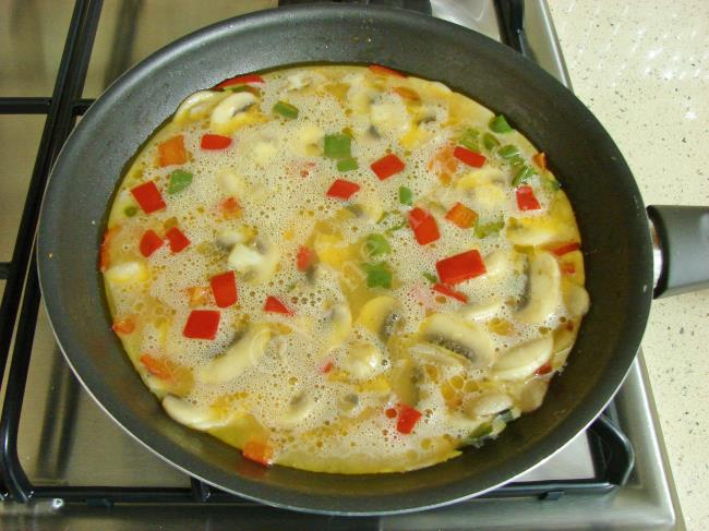 Mantarlı Biberli Omlet - Yapılışı (9/16) 