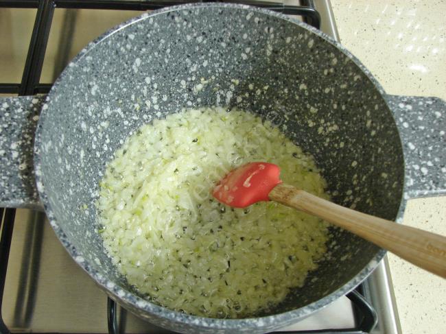 Salçalı Mantar Çorbası - Yapılışı (3/12) 