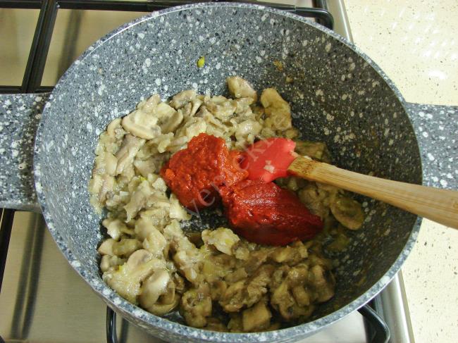 Salçalı Mantar Çorbası - Yapılışı (6/12) 