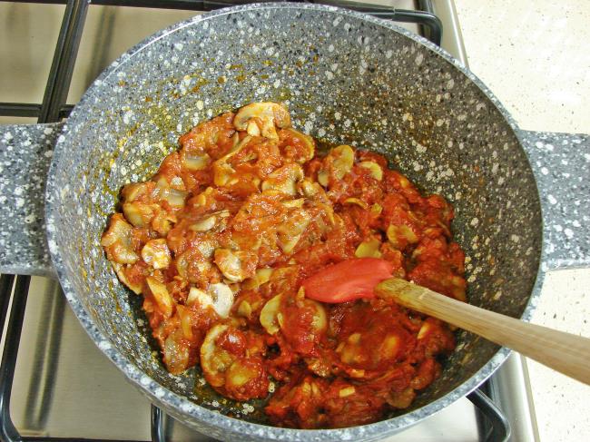 Salçalı Mantar Çorbası - Yapılışı (7/12) 