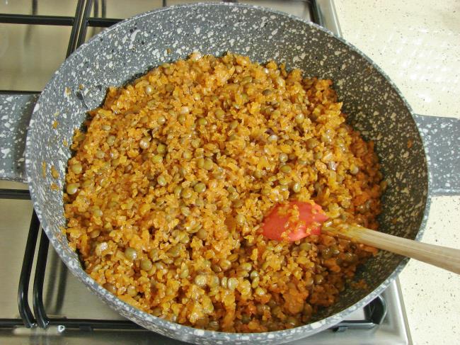 Salçalı Mercimekli Bulgur Pilavı - Yapılışı (7/12) 