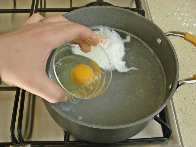 Yoğurtlu Yumurta - Yapılışı (6/12) 