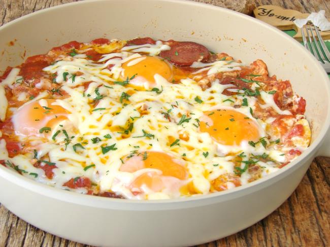 Domatesli Sucuklu Yumurta - Yapılışı (10/12) 