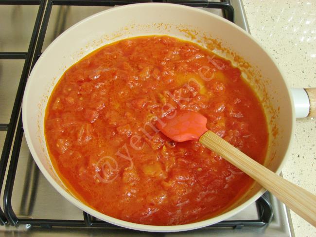 Domatesli Sucuklu Yumurta - Yapılışı (4/12) 