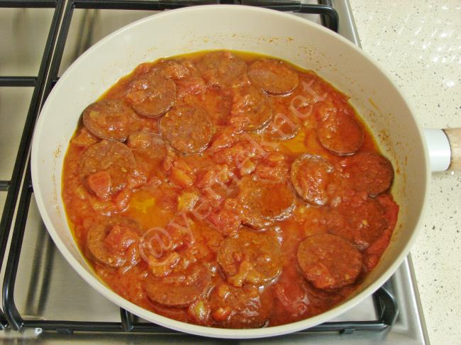 Domatesli Sucuklu Yumurta - Yapılışı (6/12) 
