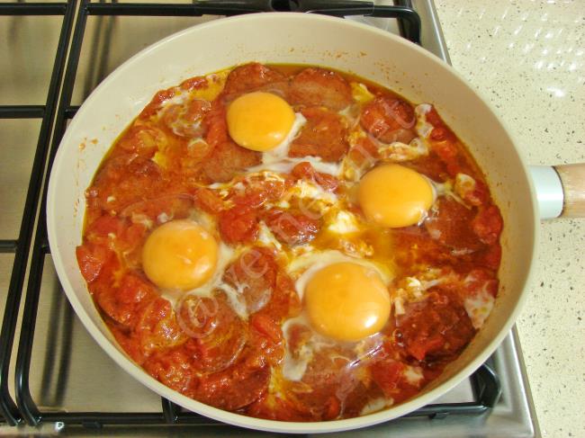 Domatesli Sucuklu Yumurta - Yapılışı (7/12) 