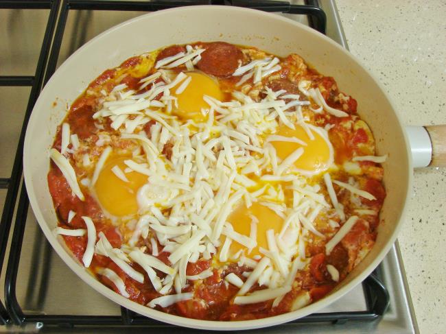 Domatesli Sucuklu Yumurta - Yapılışı (8/12) 