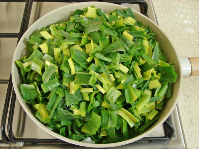 Yumurtalı Çiriş Otu Kavurması - Yapılışı (6/12) 