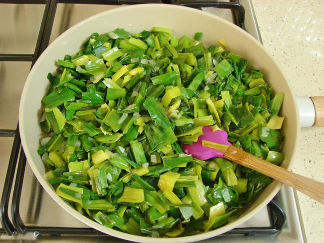 Yumurtalı Çiriş Otu Kavurması - Yapılışı (7/12) 