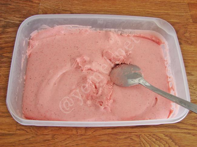 Çilekli Dondurma - Yapılışı (12/16) 