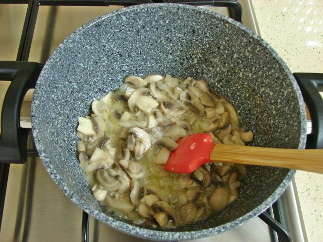 Ispanaklı Mantar Çorbası - Yapılışı (5/12) 