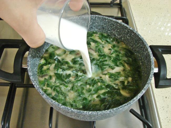 Ispanaklı Mantar Çorbası - Yapılışı (9/12) 