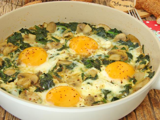 Her Sabah Kahvaltıya Yapmak İsteyeceğiniz Lezzette Nefis Bir Tarif : Mantarlı Ispanaklı Yumurta