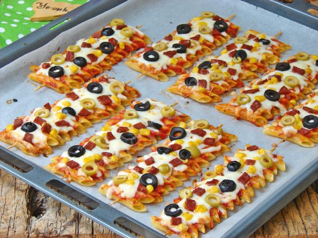 Şık Sunumu İle Sofralarınızı Süsleyecek Enfes Bir Atıştırmalık : Pizza Makarna