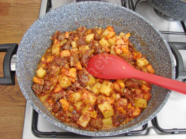 Etli Bezelye Yemeği - Yapılışı (10/16) 