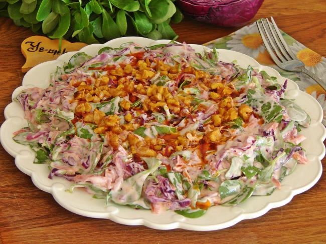 Yemelere Doyamayacağınız, İç Ferahlatan Enfes Bir Salata : Mor Lahanalı Semizotu Salatası
