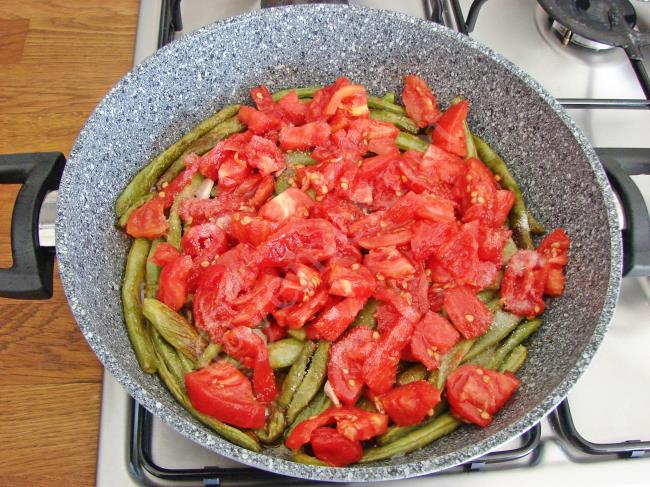 Domatesli Fasulye Kızartması - Yapılışı (8/12) 