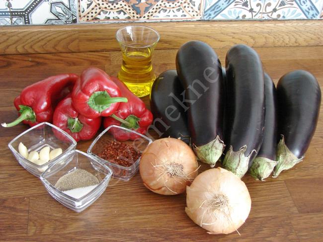 Közlenmiş Patlıcan Yemeği - Yapılışı (1/16) 