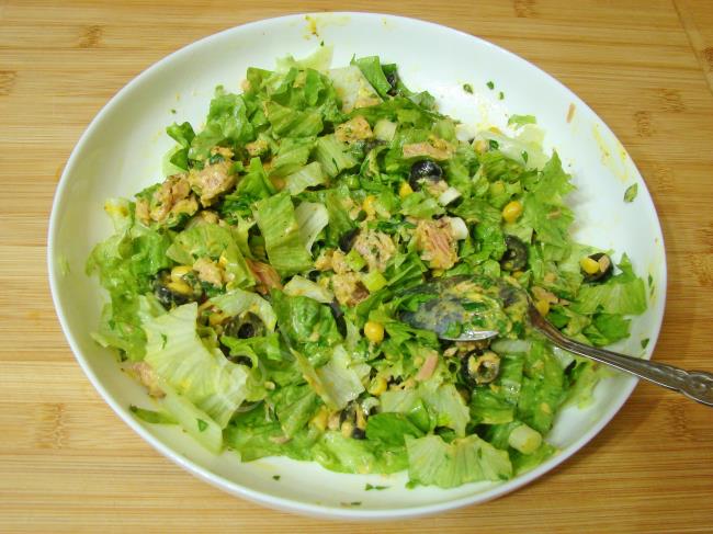 Hardallı Ton Balığı Salatası - Yapılışı (6/8) 