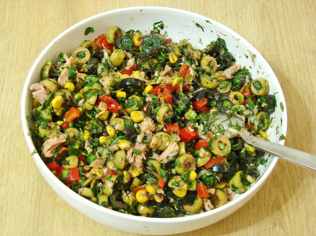 Ton Balıklı Zeytin Salatası - Yapılışı (6/8) 