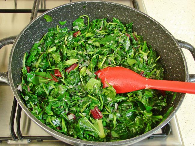 Yoğurtlu Ot Kavurması - Yapılışı (6/12) 