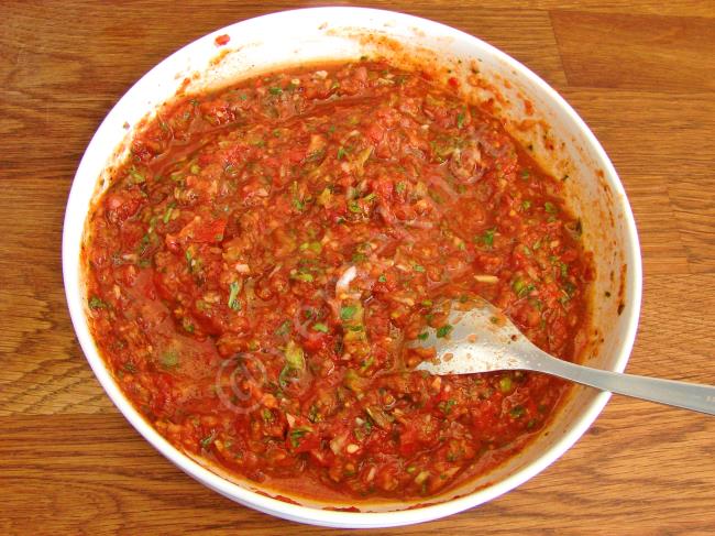 Acılı Ezme - Yapılışı (9/12) 